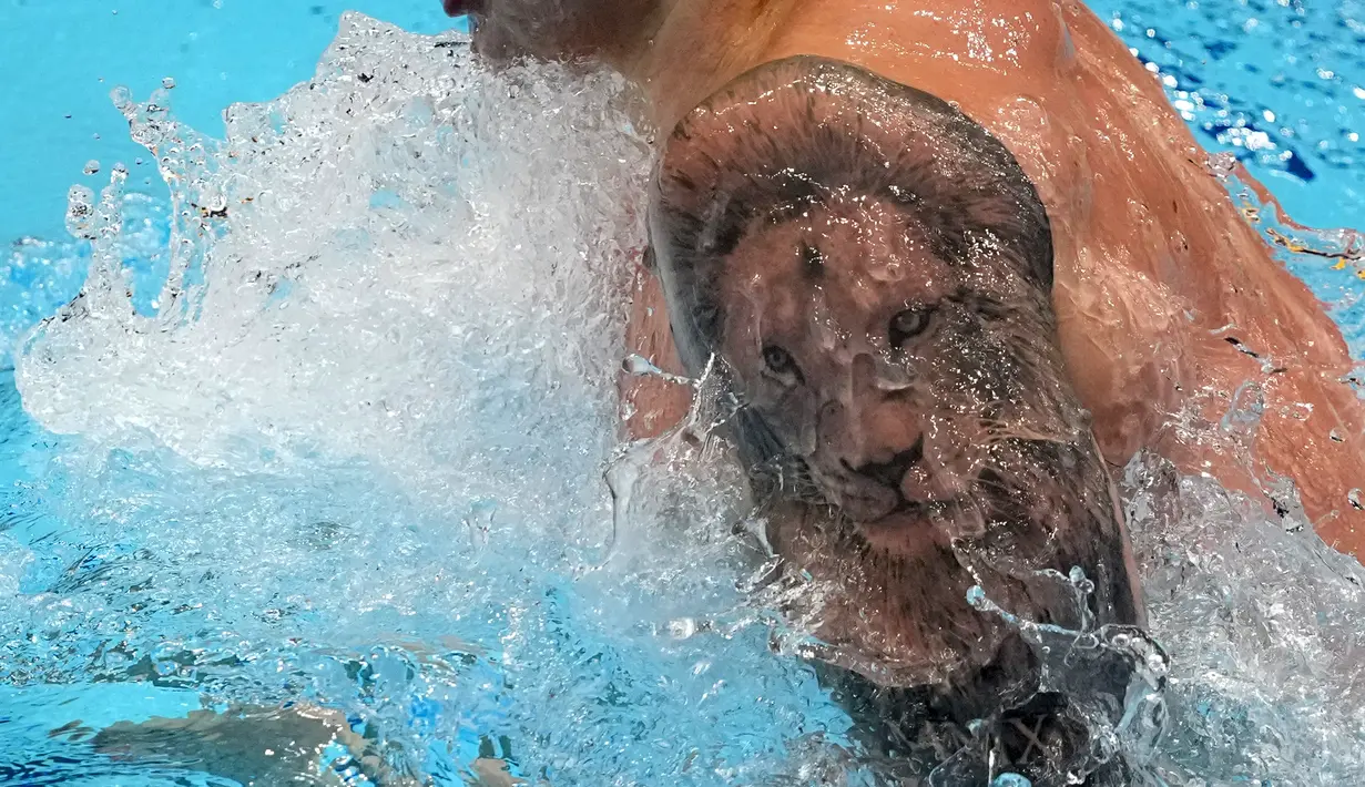 Tato singa di lengan perenang Inggris, Adam Peaty saat cabor renang nomor 100m gaya dada putra Olimpiade Tokyo 2020 di Tokyo pada 24 Juli 2021. Berbeda dengan negara lain, di Jepang tato dianggap sebagai hal yang tabu dan memiliki kesan yang buruk. (AP/ Petr David Josek)