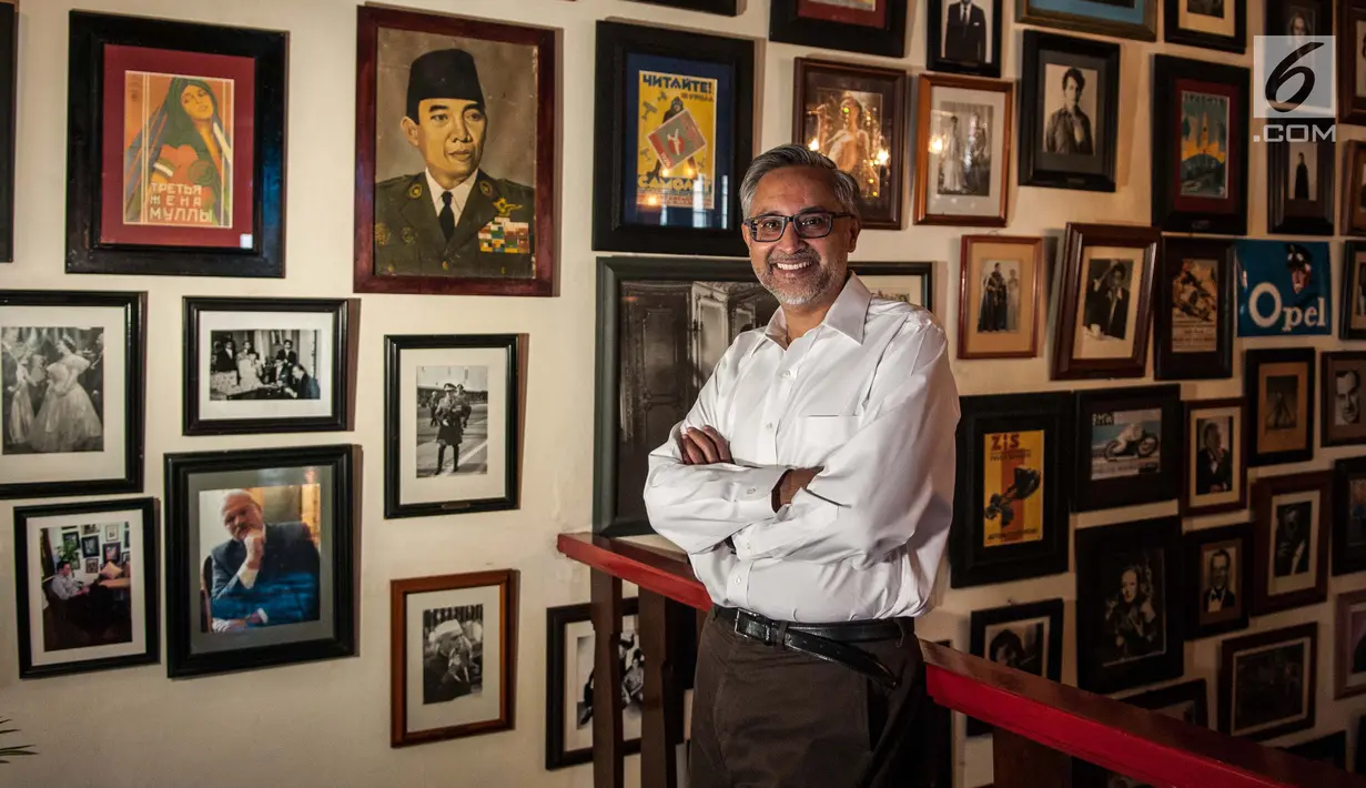 Dubes Inggris Moazzam Malik berpose untuk di foto saat menunggu berbuka puasa di cafe Batavia Museum Fatahilah, Jakarta, Minggu (18/6). (Liputan6.com/Gempur M Surya)