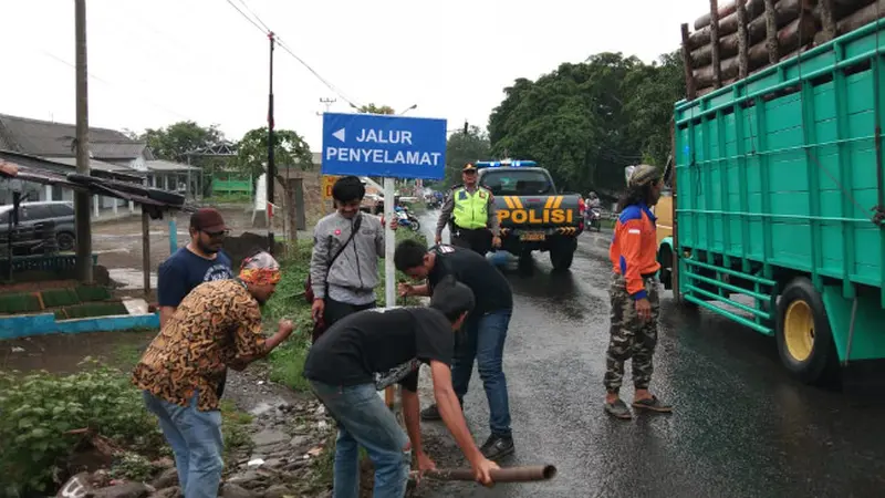 Aksi Pemuda Paguyangan Bumiayu Turun ke Jalan Pasang Papan Petunjuk Jalur Keselamatan