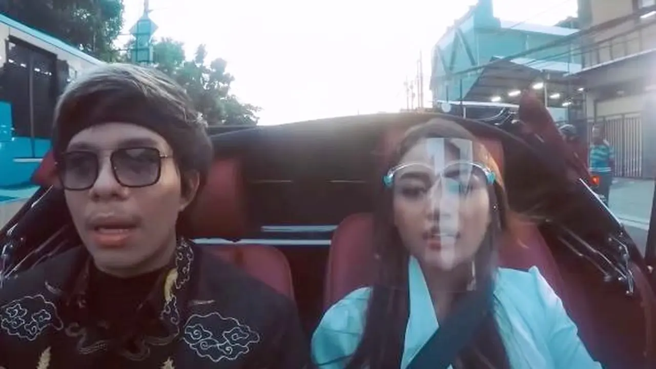 Bergaya Klasik, Ini 6 Momen Atta Halilintar dan Aurel Hermansyah Beli Mobil Nikah