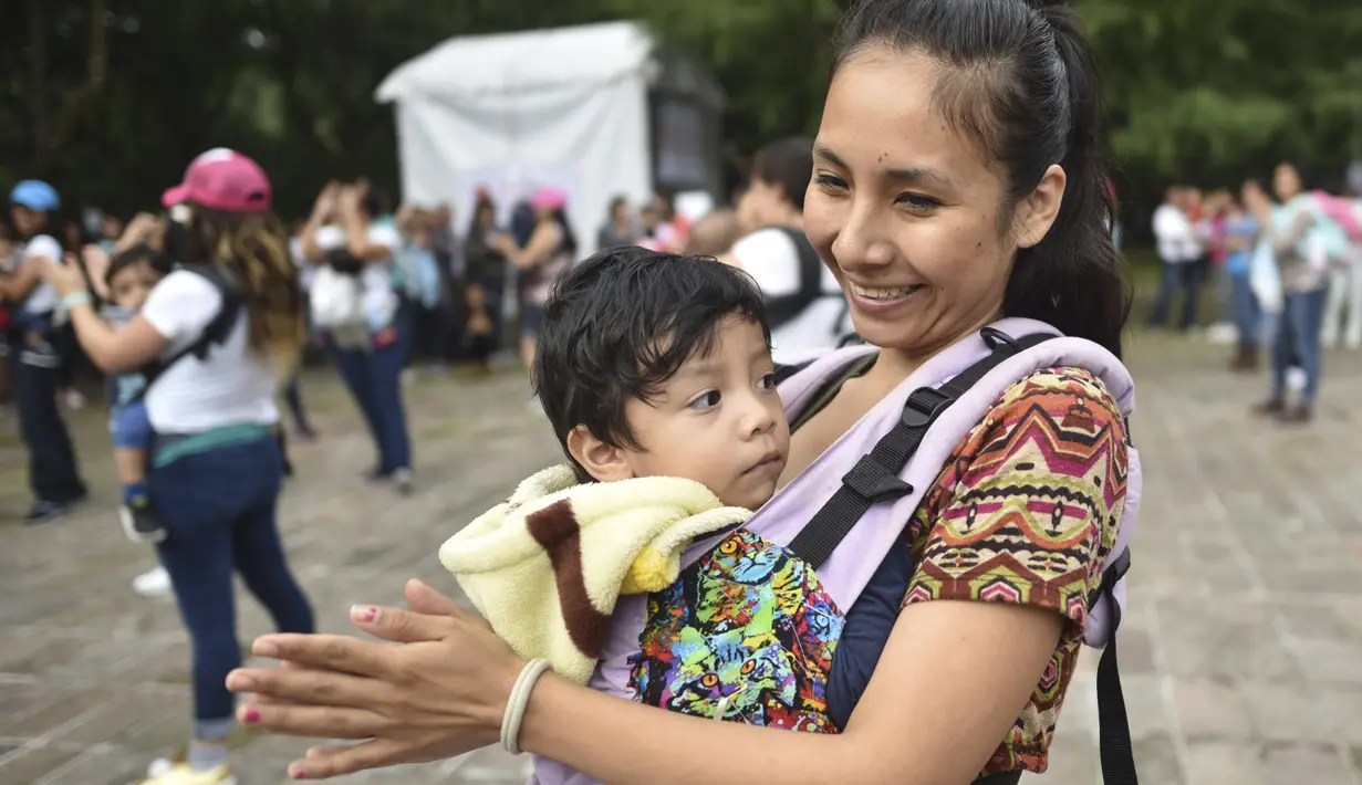Sejumlah ibu-ibu yang membawa anak mereka untuk mengikuti festival menyusui "Big latch On" yang diadakan di Mexico City, Meksiko (5/8). Acara ini bertujuan untuk meningkatkan kesadaran tentang pentingnya menyusui. (AFP Photo/Yuri Cotez)