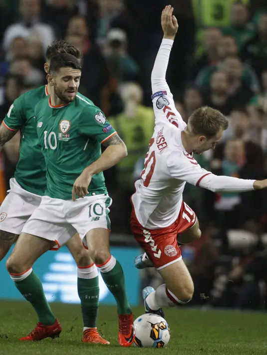 Aksi pemain Denmark, Christian Eriksen (kanan) saat melewati adangan pemain Irlandia pada laga leg kedua kualifikasi Piala Dunia 2018 di Aviva Stadium, Dublin, (14/11/2017). Denmark menang 5-1.  (AP/Peter Morrison)