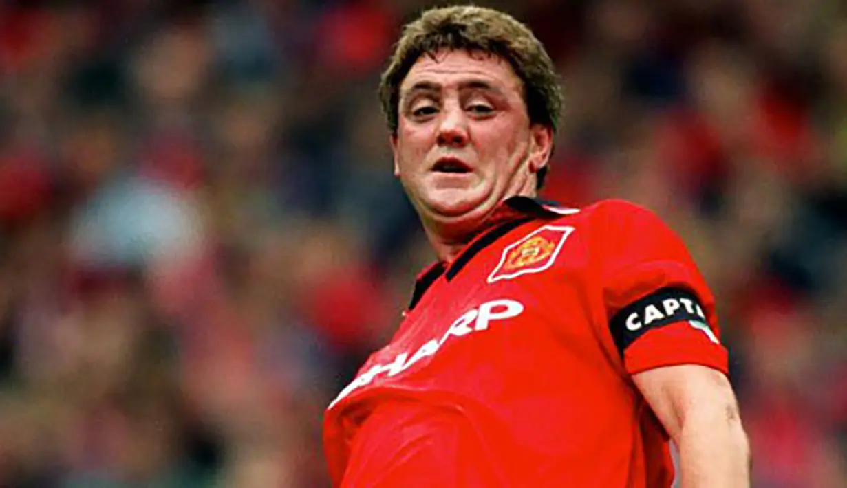 2. Steve Bruce (1992-1996), bek tengah asal Inggris ini merupakan kapten pengganti dari Robson. Dirinya berhasil memberikan MU gelar double winner (Liga Inggris dan Piala FA) pada musim 1993/1994). (www.strettynews.com)