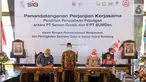 Dirut PT Semen Gresik, Mukhamad Saifudin (kiri), Direktur BUMDes PT Indo Kadiwono Sukses, Uswatun Khasanah (kanan) menandatangani Perjanjian Kerjasama Pendirian Perusahaan Patungan antara PT Semen Gresik dengan 6 PT BUMDes di Rembang, Kamis (9/4/2020). (Liputan6.com/Pool/SIG)