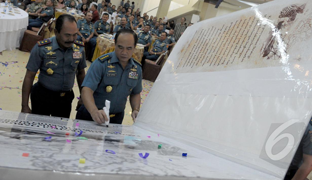 Kepala Staf Angkatan Laut (KSAL) Laksamana Ade Supandi menandatangani peluncuran buku berjudul "Strategi Maritim pada Perang Laut Nusantara dan Poros Maritim Dunia", Jakarta, Kamis (5/2/2015). (Liputan6.com/Andrian M Tunay)