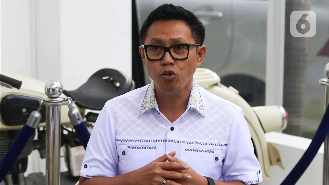 Tampilan Nathalie Holscher dalam Balutan Kerudung Kuning