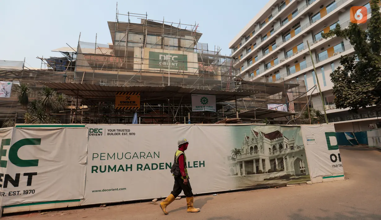 Pekerja berada di area Rumah Raden Saleh saat proses pemugaran berlangsung di kompleks RS PGI Cikini, Jakarta Pusat, Kamis (10/9/2026). Bangunan tersebut menjadi bagian dari peninggalan sejarah yang masih bertahan di Jakarta. (KLY/Budy Santoso)