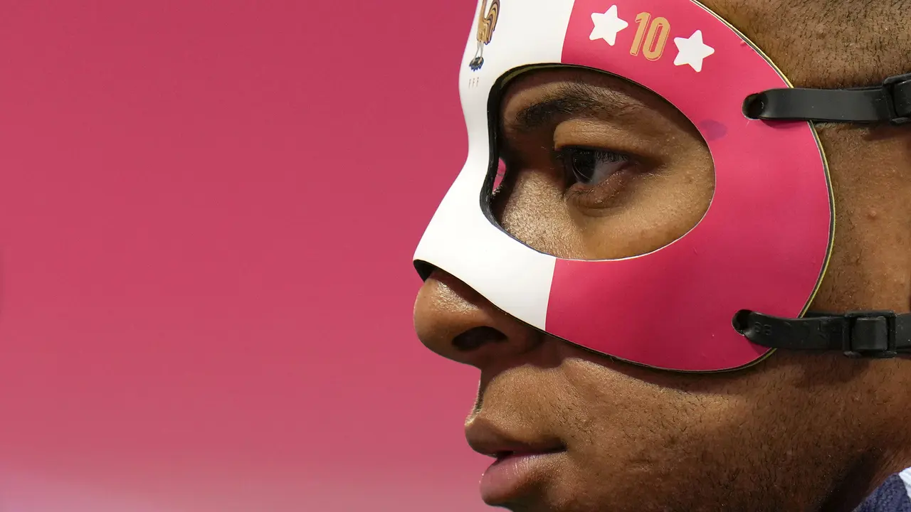 Foto: Topeng Keren Kylian Mbappe saat Berlatih Jelang Laga Prancis Vs Belanda di Euro 2024
