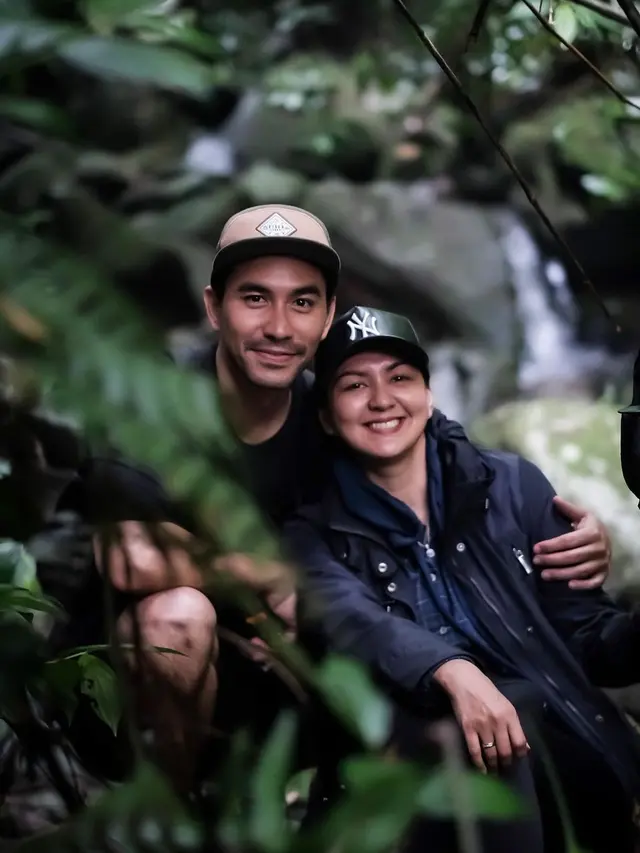 6 Potret Seru Keluarga Darius Sinathrya Camping di Kaki Gunung Salak