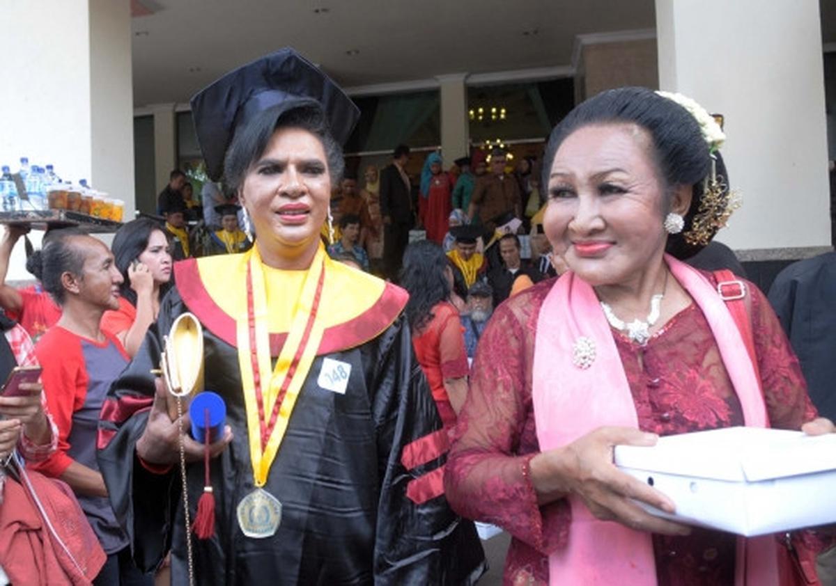 Wajah semringah Mami Yuli lulus S2 dengan IPK 3,85