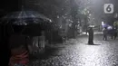 Warga berada di depan rumah saat banjir di kawasan Cipinang, Jakarta Timur, Minggu (23/2/2020) dini hari. Ketinggian banjir mencapai selutut orang dewasa. Menurut warga banjir ini merupakan yang terparah dibandingkan banjir awal tahun 2020. (merdeka.com/Iqbal S. Nugroho)