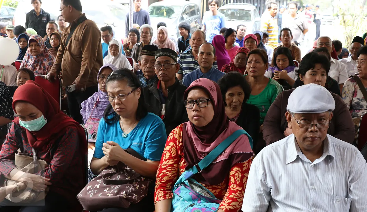 Antusiasme warga dalam mengikuti proses screening untuk operasi katarak yang diadakan oleh Kantor Wilayah Direktorat Jenderal (Ditjen) Pajak Jakarta Barat, Jakarta, Sabtu (28/11/2015). (Liputan6.com/Herman Zakharia)