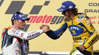 Nicky Hayden (kiri) dari tim America of Honda berjabat tangan dengan Valentino Rossi dari tim Yamaha Italia saat berada di podium usai laga Qatar MotorGP di Sirkuit Losail, di Doha, Qatar, Sabtu (8/4/2006). (AP Photo / Kamran Jebreili)