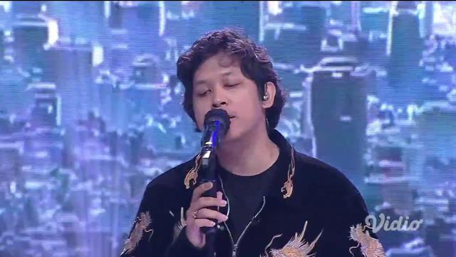 Hindia Ajak Penonton Bernyanyi 'Menari Dengan Bayangan'