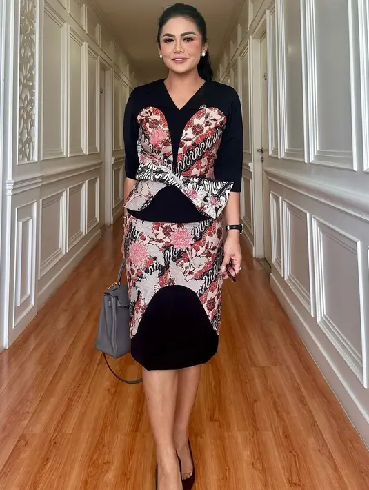 <p>"Mama beberapa hari opname karena asma sesak nafas dan banyak cairan didalam jantungnya,today getting better tapi ttep harus well resting dulu mama." tulis krisdayantilemos dalam unggahan 12 Desember. [Instagram/krisdayantilemos]</p>