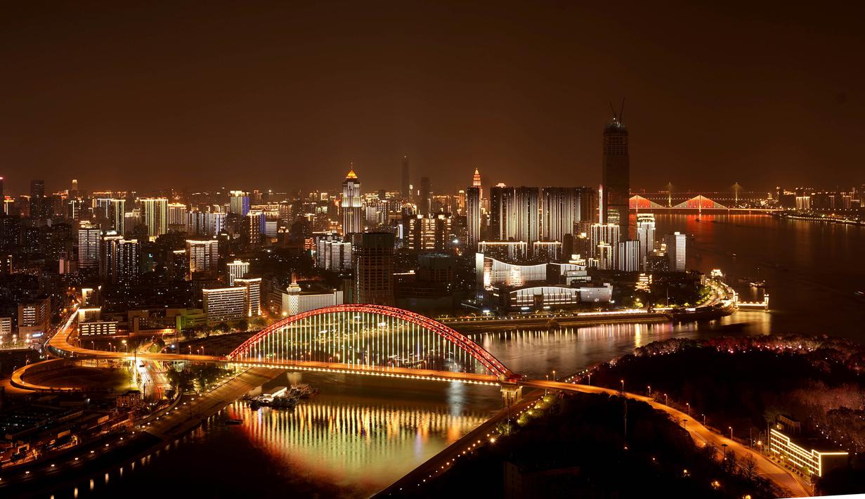 Pemandangan malam hari Kota Wuhan yang terletak di Provinsi Hubei, China tengah (13/4/2020). Pertunjukan cahaya bertema "perjuangan melawan COVID-19" digelar setiap malam di Wuhan baru-baru ini. (Xinhua/Wang Yuguo)