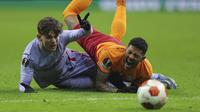 Gelandang Barcelona Pablo Gavira 'Gavi' berebut bola dengan bek Galatasaray Patrick van Aanholt pada leg kedua 16 besar Liga Europa di NEF Stadyumu, Jumat (18/3/2022) dini hari WIB. Hasil Galatasaray vs Barcelona berakhir dengan skor 1-2. (AP Photo)