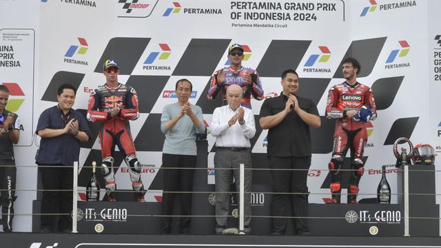 Menteri Pemuda dan Olahraga (Menpora) RI, Dito Ariotedjo, menjadi bulan-bulanan netizen karena berswafoto dengan juara MotoGP Indonesia 2024, Jorge Martin, di podium.