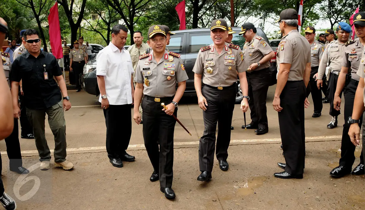 Kapolri Jenderal Tito Karnavian menghadiri peringatan Hari Kesatuan Gerak Bhayangkari ke 64 di Rusun Marunda, Jakarta, Kamis (29/9). Acara itu diisi dengan bakti sosial, seperti perpanjangan SIM, e-KTP dan akta kelahiran. (Liputan6.com/Gempur M Surya)