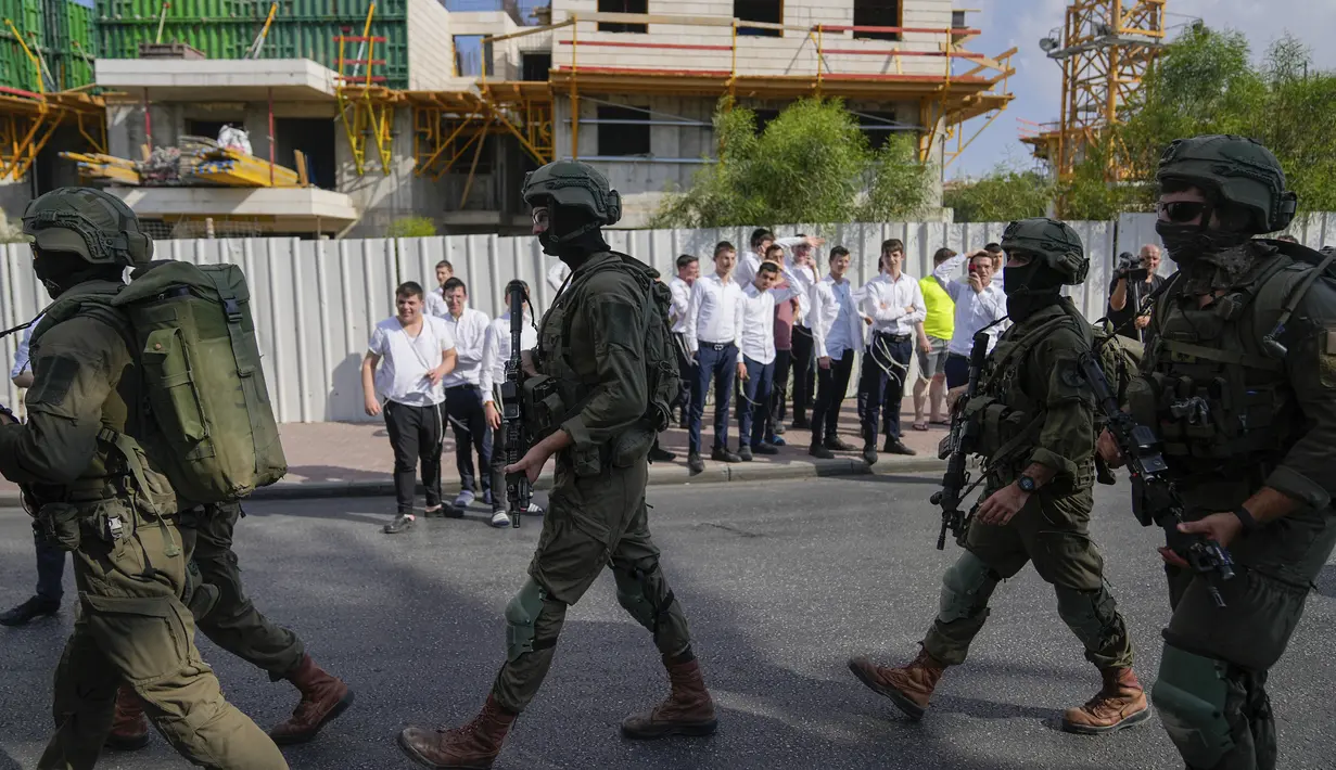 Sedikitnya enam orang terluka akibat kejadian tersebut. (AP Photo/Ohad Zwigenberg)