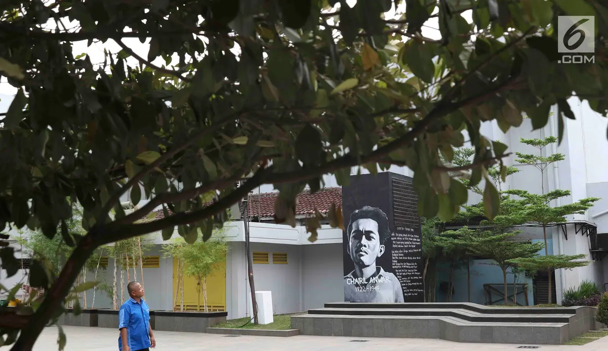 Pengunjung melintas di sekitar mural bertema pahlawan di Taman Ismail Marzuki, Jakarta, Selasa (13/11). Mural tersebut dibuat dalam rangka memeriahkan Hari Pahlawan. (Liputan6.com/Immanuel Antonius)