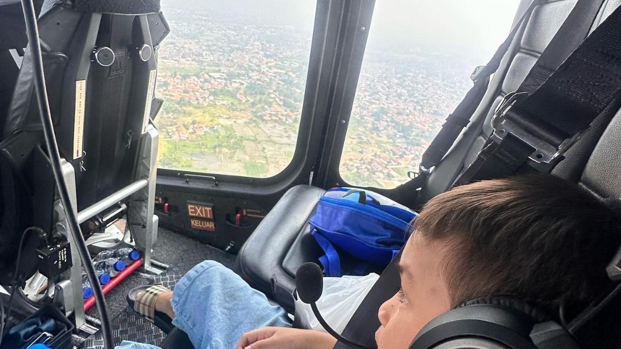 Kiano tampak melihat ke arah jendela. Potret Kiano tampak begitu lucu dan menggemaskan.