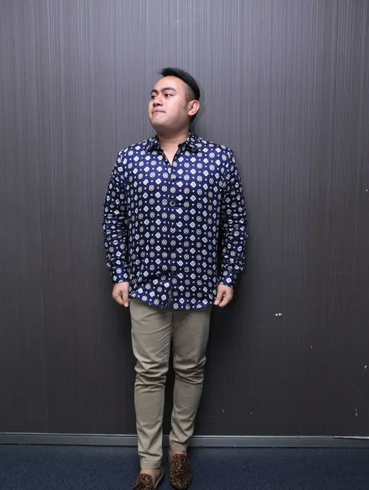 Tampilan tersebut semakin memberikan kesan kemayu pada dirinya. Penampilan Nassar yang aneh itu ditanggapi beragam oleh publik, tak terkecuali oleh Iis Dahlia. (Nurwahyunan/Bintang.com)