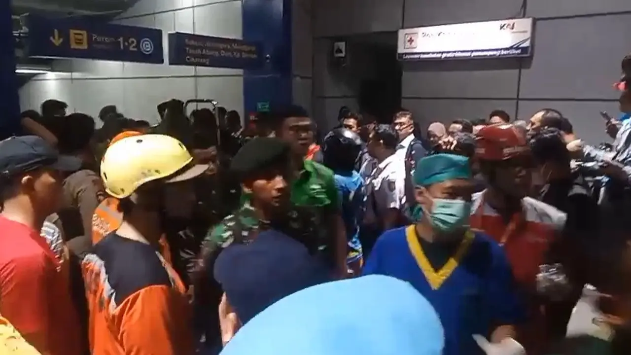 Petugas gabungan evakuasi korban tabrakan kereta di Stasiun Bekasi Timur