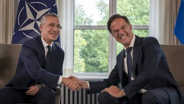 Jens Stoltenberg (kiri) mundur sebagai sekretaris jenderal NATO dan selanjutnya posisi tersebut akan diisi oleh mantan Perdana Menteri Belanda Mark Rutte. Foto diambil di Den Haag, Belanda, Selasa (27/6/2023).