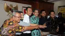 Komisioner KPU menyatukan tangan usai memberi keterangan terpilihnya Hadar Nafis Gumay sebagai Plt Ketua KPU Pusat di Jakarta, Selasa (12/7). Hadar terpilih melalui rapat pleno yang dilakukan secara tertutup. (Liputan6.com/Helmi Fithriansyah)