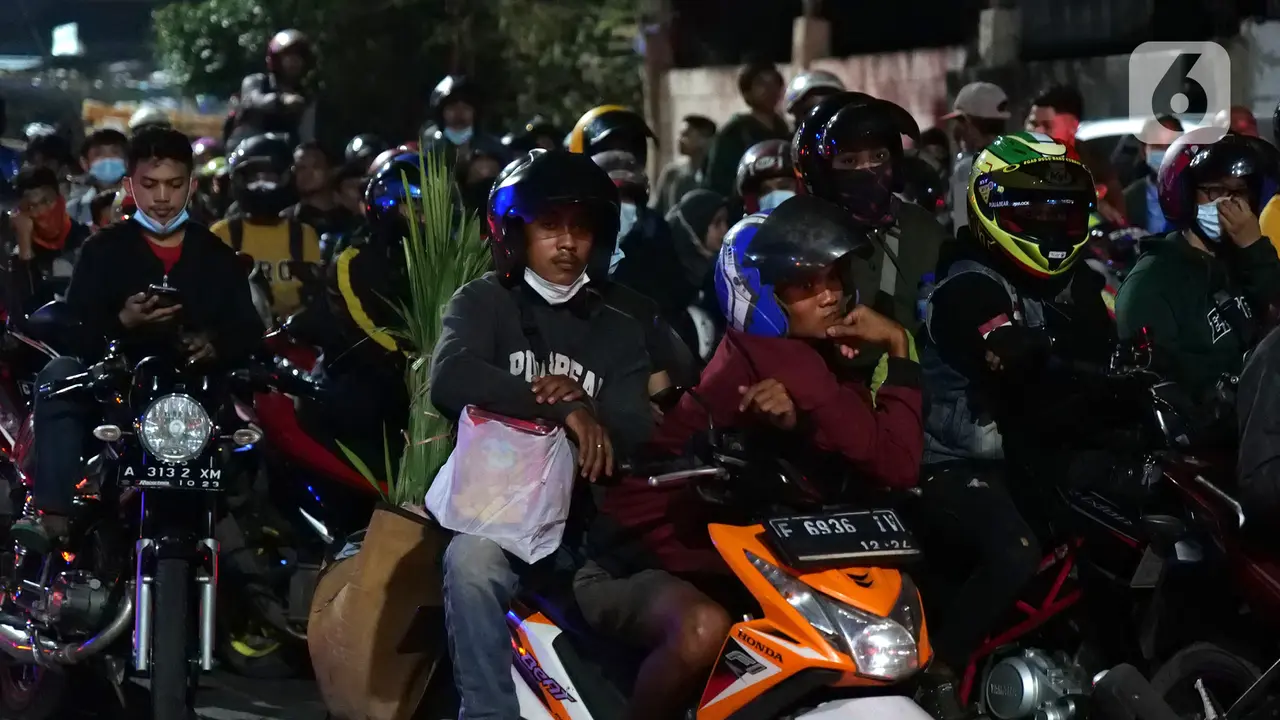 FOTO: Tolak Diputarbalikkan, Pemudik Motor Matikan Kendaraan di Posko Penyekatan Kedungwaringin