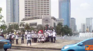 Citizen6, Jakarta: Aksi turun ke jalan Indonesian Kidney Care Club di Bunderan HI, kamis (10/3) kemarin. Dalam rangka hari ginjal sedunia. aksi tersebut dilakukan dengan membagikan selebaran kepada setiap pengguna jalan yang melintas baik kendaraan roda d