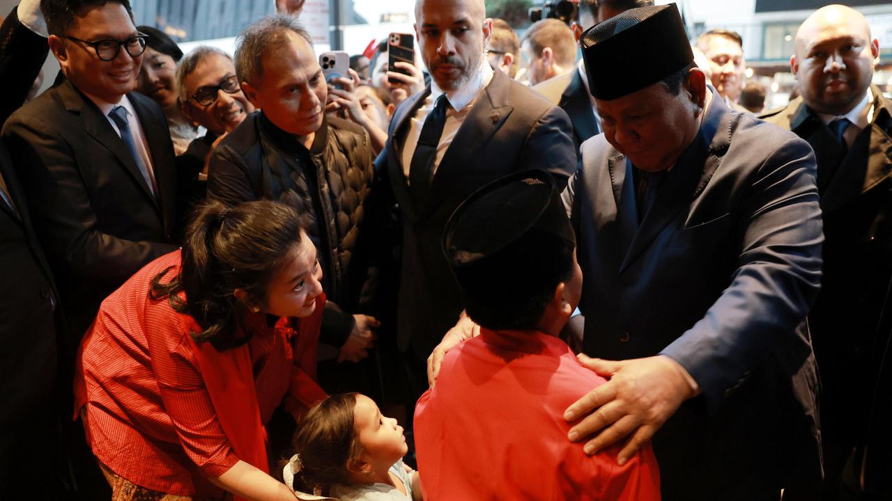 VIDEO: Langkah Prabowo Terhenti, Dikawal Paspampres Bule Temui Anak WNI saat di New York AS