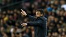Pelatih Barcelona, Luis Enrique, memberikan instruksi kepada anak asuhnya saat laga melawan Sevilla. Barca menguasai jalannya laga dengan penguasaan bola 64 persen. (Reuters/Albert Gea)
