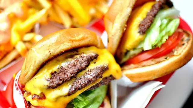 [Bintang] Makanan yang Gak Boleh Jadi Menu Sahur di Awal Ramadhan 2015