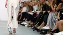 Seorang model berjalan di atas catwalk London Fashion Week 2017 dengan hanya mengenakan sebelah sepatunya di London, Inggris, Selasa (20/9).  Model itu mengalami insiden memalukan saat memperagakan busana rancangan Emilio De la Morena. (REUTERS/Neil Hall)