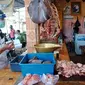 Penjual daging sapai di salah satu pasar tradisional di Kabupaten Probolinggo (Istimewa)