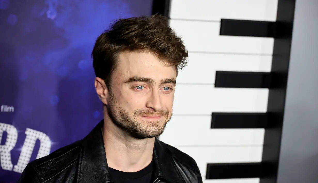 Daniel Radcliffe berpose saat menghadiri pemutaran perdana film "Weird: The Al Yankovic Story" di Alamo Drafthouse Cinema Downtown Brooklyn di New York pada Selasa, 1 November 2022. Radcliffe menggambarkan musisi ikonik 'Weird' Al Yankovic dalam film biografi yang sangat dinanti, yang mengikuti ketenaran musisi dan komedian tercinta dan kegemarannya akan lagu-lagu populer yang sarat akordeon. (Theo Wargo/Getty Images/AFP)