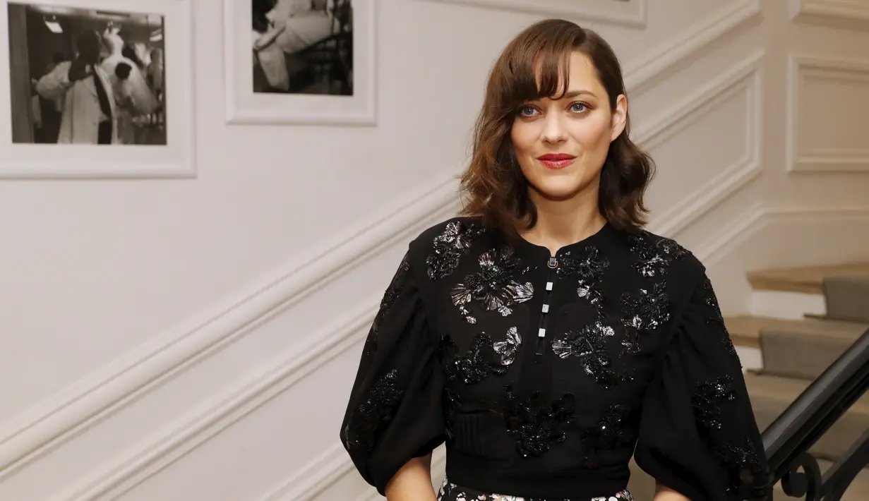 Muncul berita menghebohkan perceraian Angelina Jolie dan Brad Pitt beberapa waktu lalu, kini muncul alasan baru Jolie gugat Cerai Pitt, yaitu hadirnya Marion Cotillard sebagai orang ke-3 di kehidupan pasangan sensasional ini. (AFP/Bintang.com)