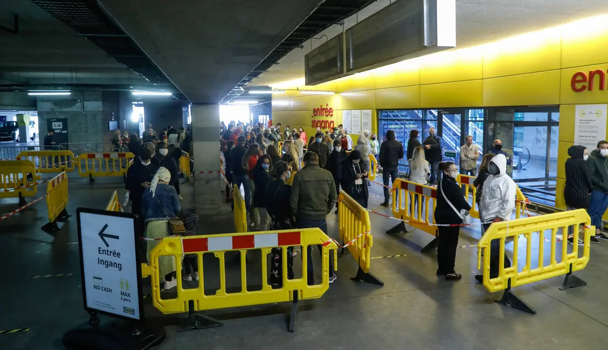 Orang-orang antre memasuki toko Ikea pada hari pembukaannya kembali setelah pelonggaran lockdown secara bertahap di Brussel, Senin (11/5/2020). Warga Belgia rela mengantre selama beberapa jam sebelum toko dibuka untuk berbelanja pertama kalinya sejak lockdown pada Maret lalu (THIERRY ROGE/BELGA/AFP)