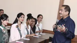 Menteri Pariwisata, Arief Yahya memberikan pembekalan kepada finalis Puteri Indonesia 2017, Jakarta, Jumat (24/3). Pembekalan diharapkan dapat memberikan wawasan dan pengetahuan pariwisata Indonesia. (Liputan6.com/Herman Zakharia)