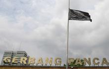 FOTO: Penampakan Bendera Indonesia Gelap Berkibar usai DPR Sahkan RUU TNI Menjadi Undang-Undang
