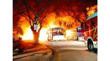  Ledakan bom mobil di ibu kota Turki, Ankara pada Rabu malam waktu setempat menewaskan setidaknya 28 orang dan 60 orang lainnya luka-luka. Para pejabat mengatakan bom mobil ini meledak ketika iring-iringan bus militer tengah lewat.