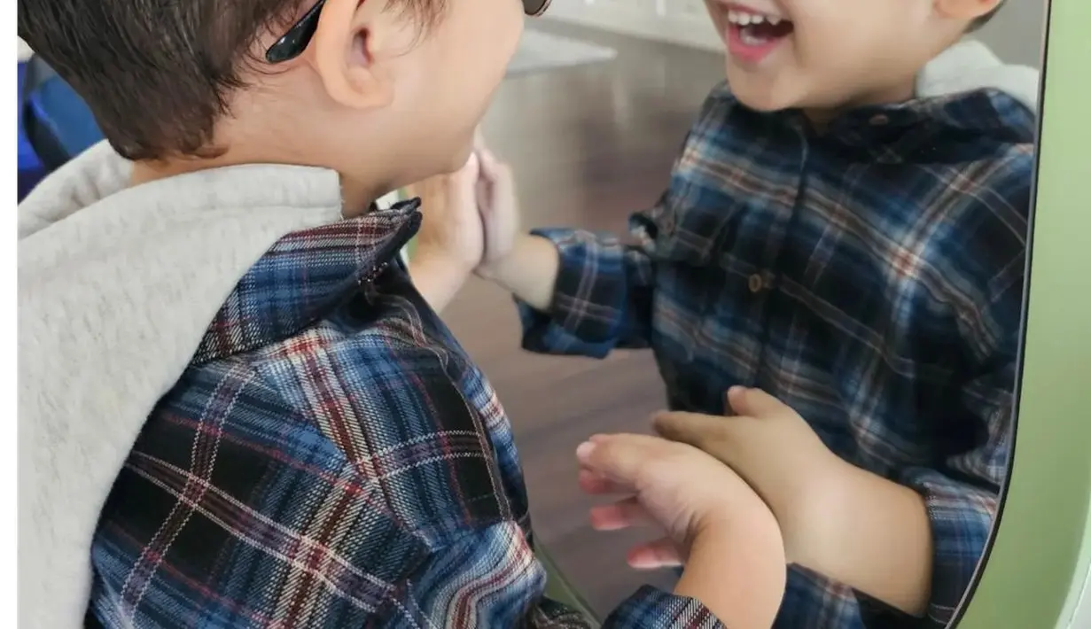 Saka yang ceria dan lucu ternyata sudah mulai suka difoto. Lihat saja gaya imutnya ini. [Instagram @ussypratama]