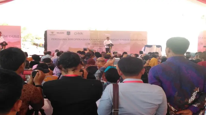 Presiden Joko Widodo (Jokowi) meresmikan operasional Kawasan Ekonomi Khusus (KEK) Pariwisata Mandalika (The Mandalika) di Lombok Tengah, Nusa Tenggara Barat (NTB). (Liputan6.com/Fiki Ariyanti)