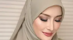 Detail makeup Inneke Koesherawati bikin pangling. Wajah artis senior ini dipoles oleh MUA Jovanka. Berusia 48 tahun, Inneke Koesherawati awet muda usai wajahnya dipoles ketika hadiri pernikahan keponakannya ini. Hijab Inneke ditata oleh hijab stylish Rahmah Susilowati. Pakai hijab simpel menutupi dada, artis yang mulai debut lewat film Misteri Ronggeng ini cantik memesona. (Liputan6.com/IG/@inekekoes)