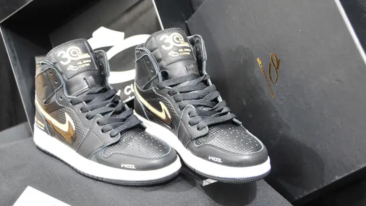 Sepatu custom edisi terbatas dari V-Kool Indonesia hasil kolaborasinya dengan desainer sepatu, Mr. Simply. (ist)