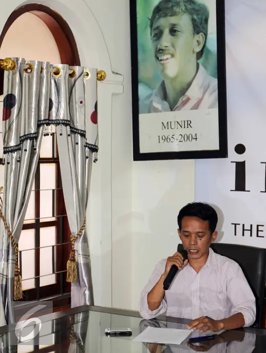 Koordinator Peneliti Imparsial, Gufron memberikan penjelasan terkait pencalonan Letjen (purn) Sutiyoso sebagai calon Kepala BIN, Jakarta, Kamis (11/6/2015). Imparsial menolak Sutiyoso karena memiliki catatan buruk terkait HAM. (Liputan6.com/Helmi Afandi)