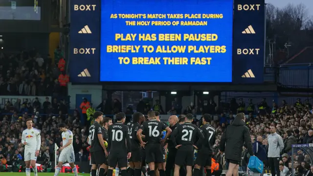 Foto: Junjung Tinggi Toleransi, Wasit Hentikan Laga Leeds United Vs Man City di Liga Inggris saat Berbuka Puasa