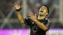 Reaksi pemain Inter Miami, Luis Suarez setelah gagal mencetak gol ke gawang Timnas El Salvador pada laga persahabatan yang digelar di Kota San Salvador, El Salvador, Sabtu (20/01/2024) pagi WIB. (AP Photo/Moises Castillo)